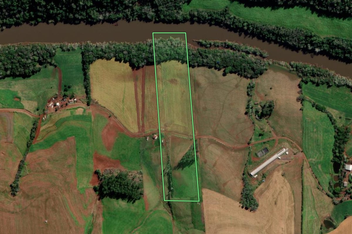 Imagem de satélite do imóvel rural em Novo Xingu (RS), com o contorno declarado no CAR desenhado por cima.