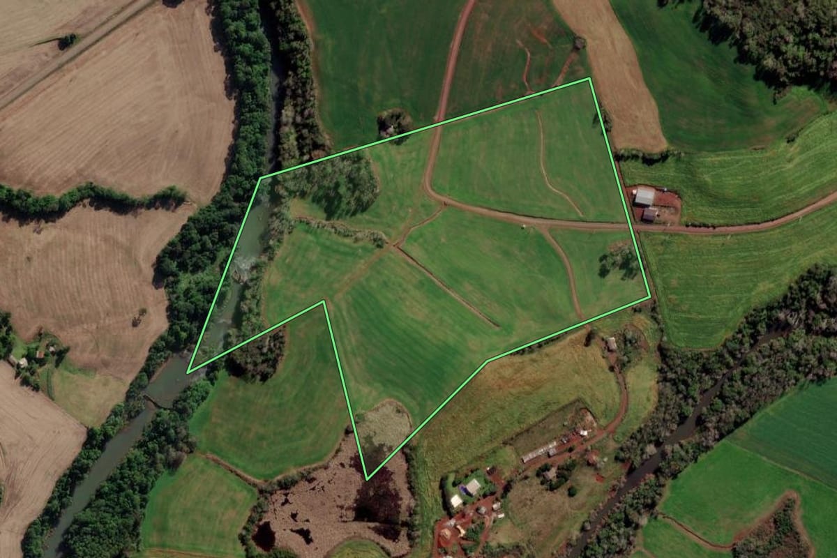 Imagem de satélite do imóvel rural em Novo Xingu (RS), com o contorno declarado no CAR desenhado por cima.