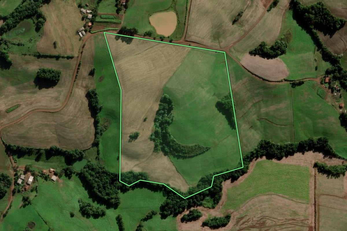 Imagem de satélite do imóvel rural em Novo Barreiro (RS), com o contorno declarado no CAR desenhado por cima.