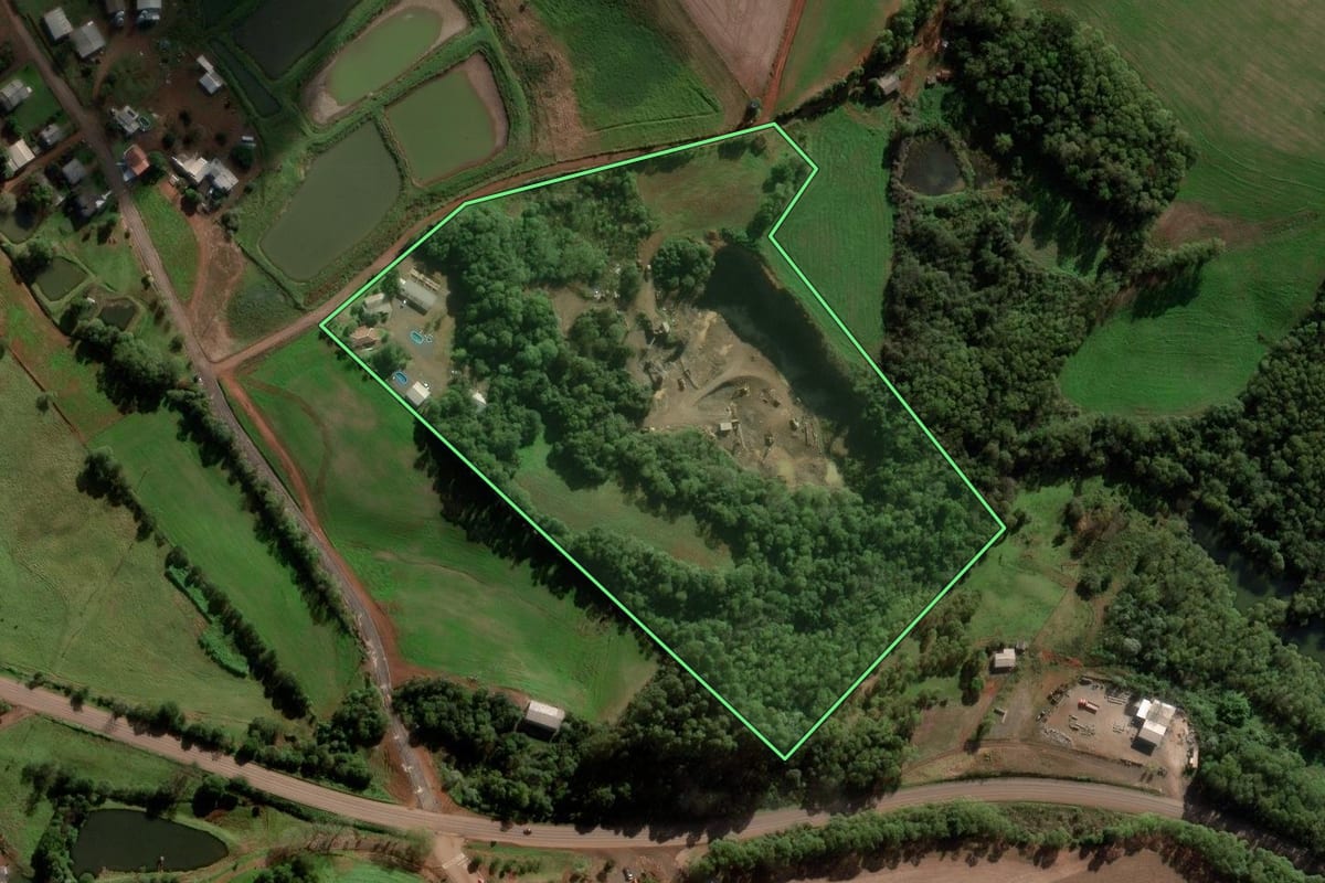 Imagem de satélite do imóvel rural em Novo Barreiro (RS), com o contorno declarado no CAR desenhado por cima.