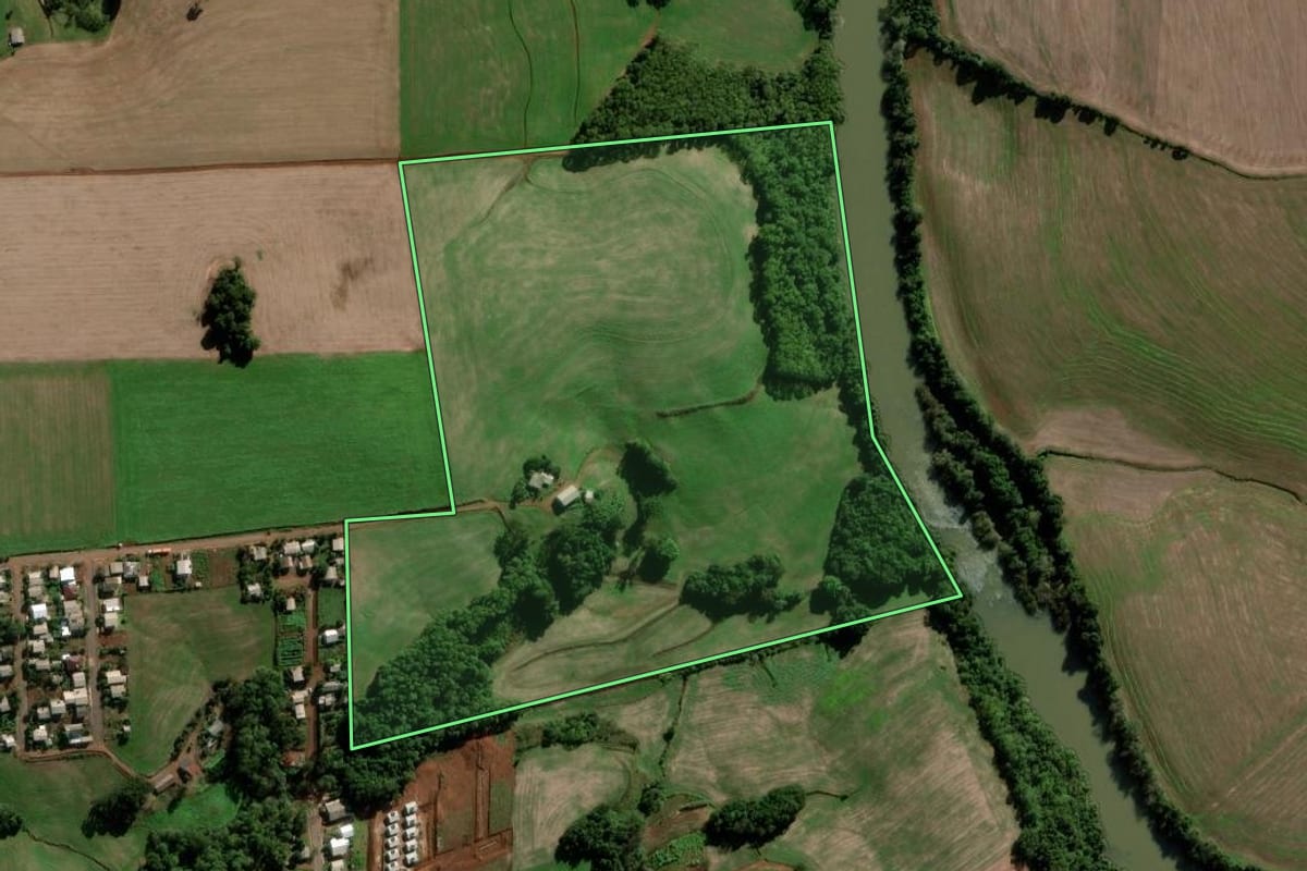 Imagem de satélite do imóvel rural em Novo Barreiro (RS), com o contorno declarado no CAR desenhado por cima.