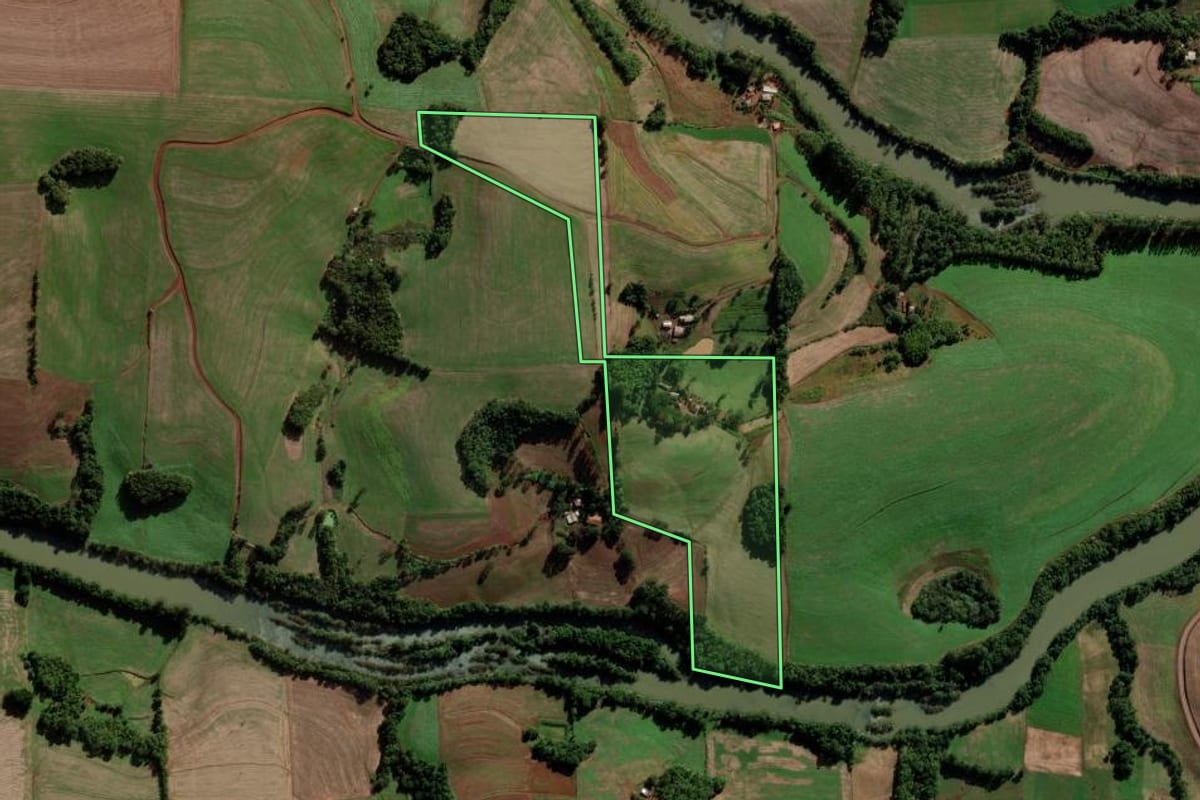 Imagem de satélite do imóvel rural em Novo Barreiro (RS), com o contorno declarado no CAR desenhado por cima.