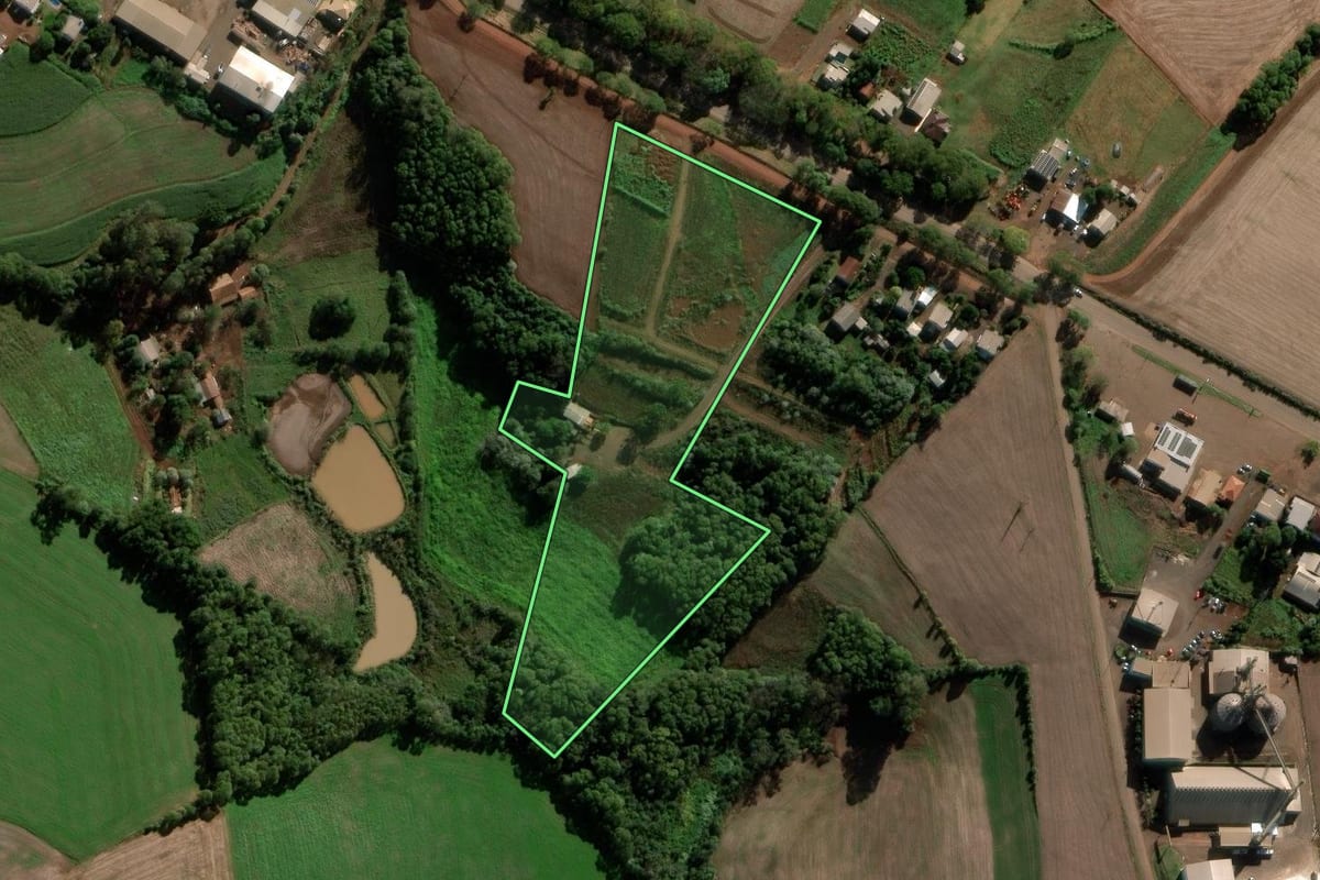 Imagem de satélite do imóvel rural em Novo Barreiro (RS), com o contorno declarado no CAR desenhado por cima.