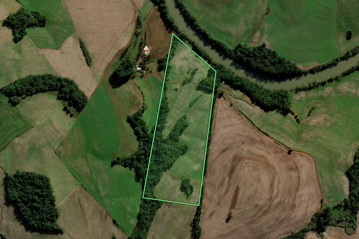 Imagem de satélite do imóvel rural em Novo Barreiro (RS), com o contorno declarado no CAR desenhado por cima.