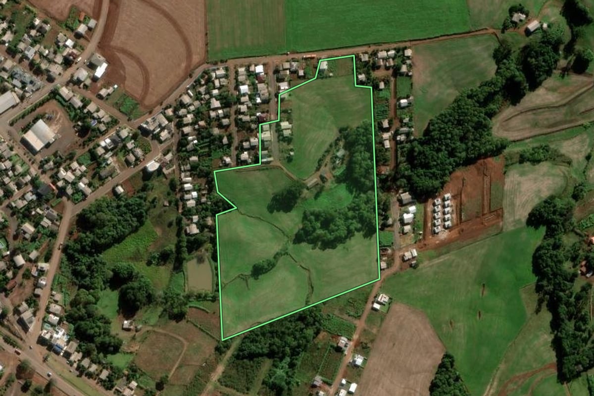 Imagem de satélite do imóvel rural em Novo Barreiro (RS), com o contorno declarado no CAR desenhado por cima.