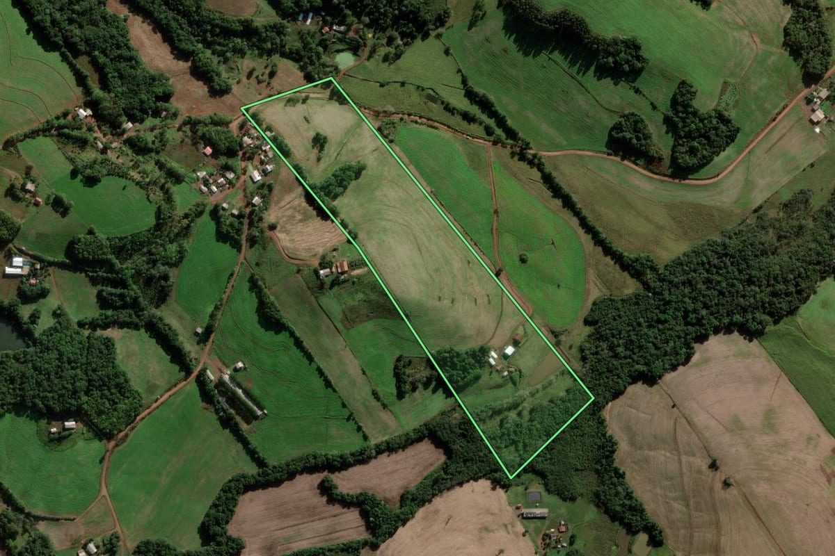 Imagem de satélite do imóvel rural em Novo Barreiro (RS), com o contorno declarado no CAR desenhado por cima.