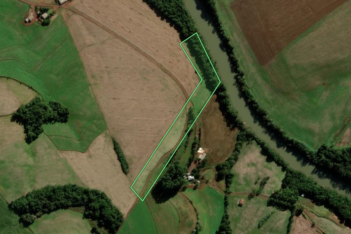 Imagem de satélite do imóvel rural em Novo Barreiro (RS), com o contorno declarado no CAR desenhado por cima.