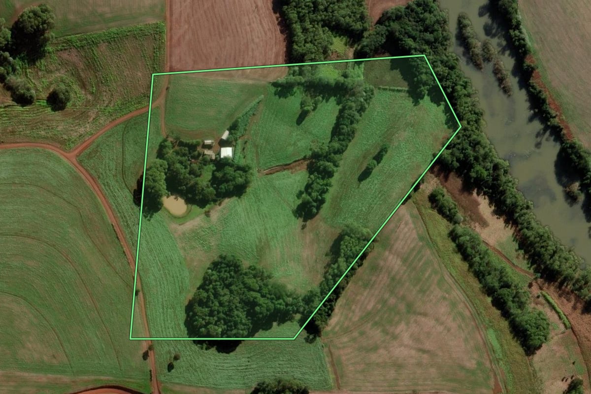 Imagem de satélite do imóvel rural em Novo Barreiro (RS), com o contorno declarado no CAR desenhado por cima.