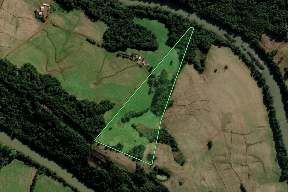 Imagem de satélite do imóvel rural em Novo Barreiro (RS), com o contorno declarado no CAR desenhado por cima.