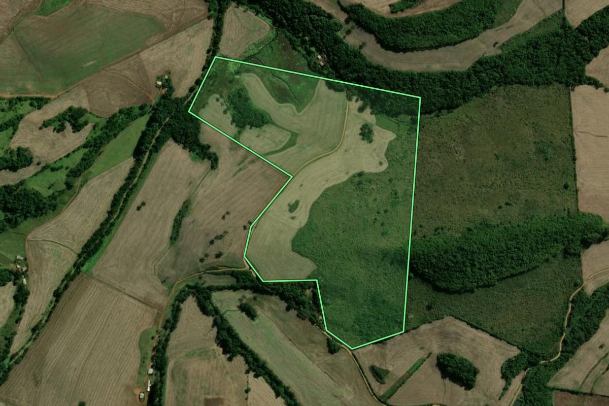Imagem de satélite do imóvel rural em Paim Filho (RS), com o contorno declarado no CAR desenhado por cima.