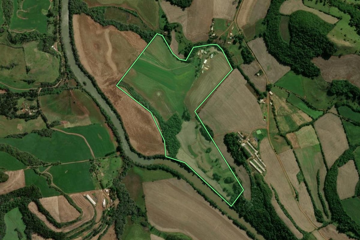 Imagem de satélite do imóvel rural em Paim Filho (RS), com o contorno declarado no CAR desenhado por cima.