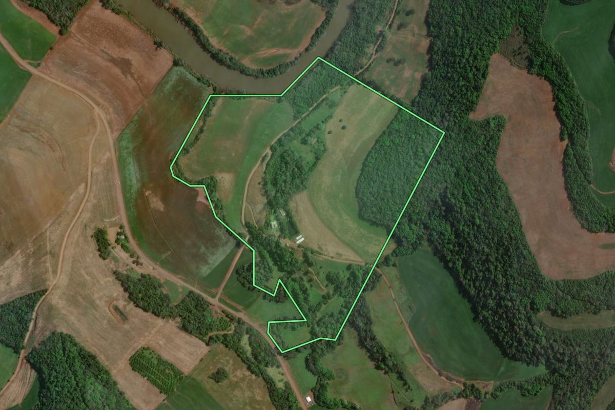 Imagem de satélite do imóvel rural em Paim Filho (RS), com o contorno declarado no CAR desenhado por cima.