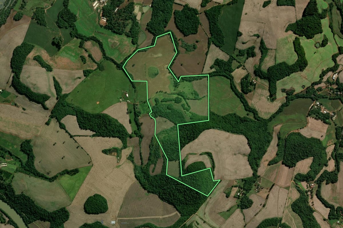 Imagem de satélite do imóvel rural em Paim Filho (RS), com o contorno declarado no CAR desenhado por cima.