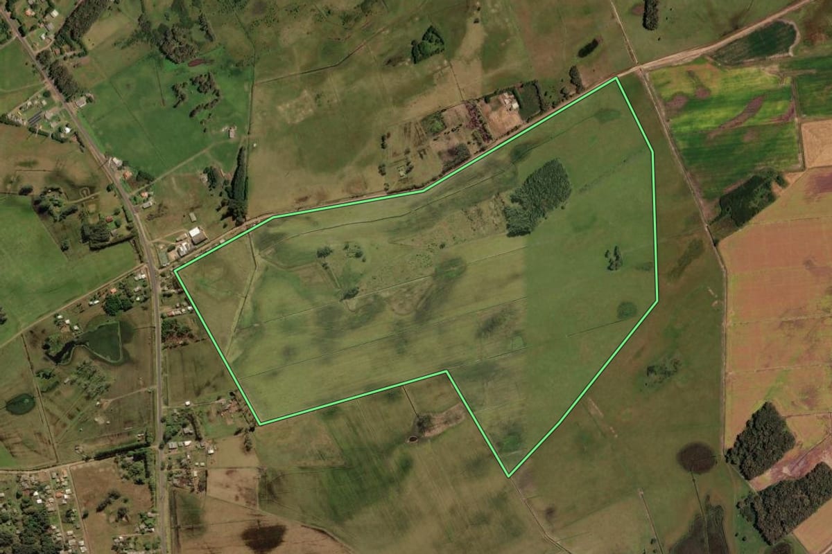 Imagem de satélite do imóvel rural em Palmares do Sul (RS), com o contorno declarado no CAR desenhado por cima.