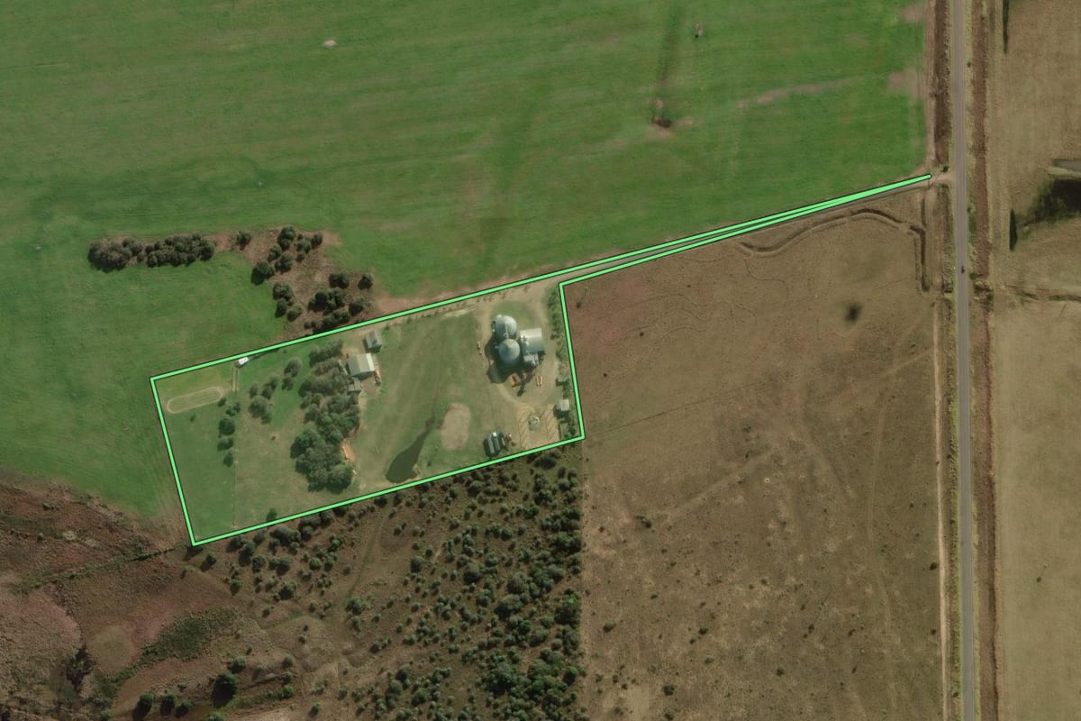 Imagem de satélite do imóvel rural em Palmares do Sul (RS), com o contorno declarado no CAR desenhado por cima.