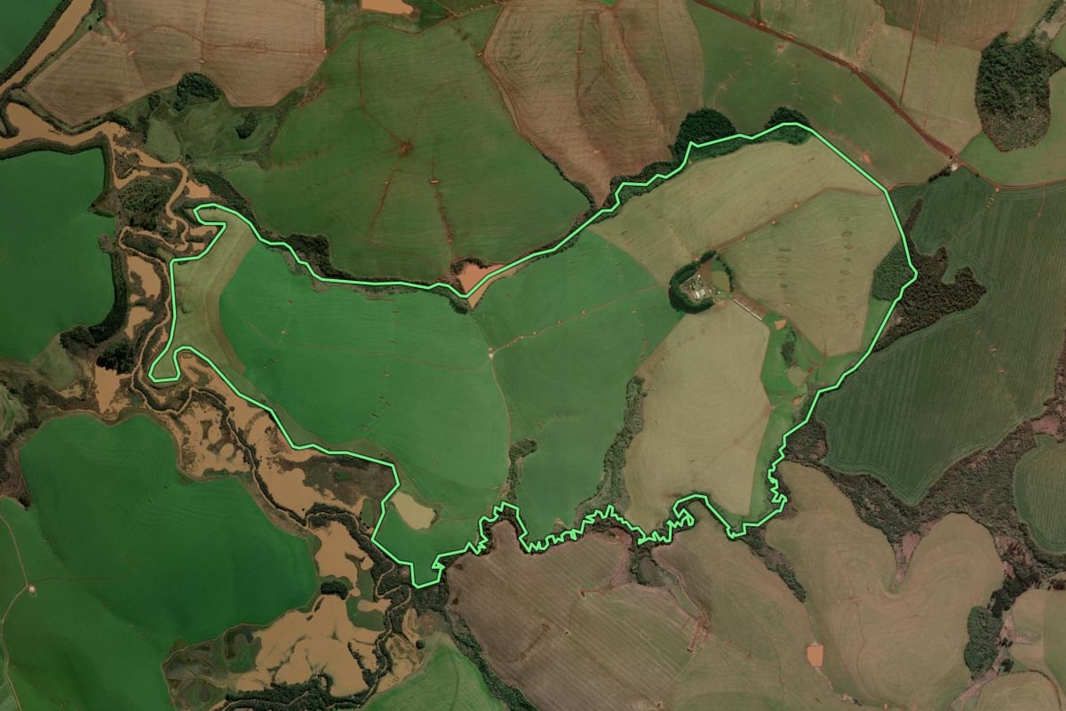 Imagem de satélite do imóvel rural em Palmeira das Missões (RS), com o contorno declarado no CAR desenhado por cima.