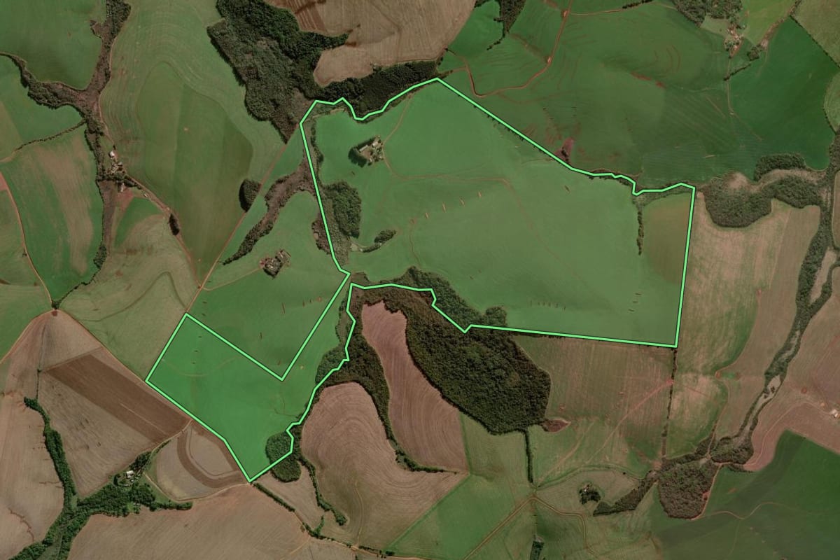 Imagem de satélite do imóvel rural em Palmeira das Missões (RS), com o contorno declarado no CAR desenhado por cima.