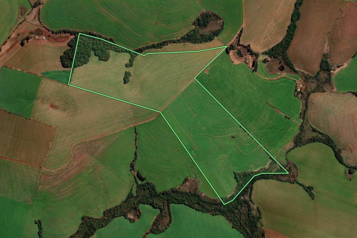 Imagem de satélite do imóvel rural em Palmeira das Missões (RS), com o contorno declarado no CAR desenhado por cima.