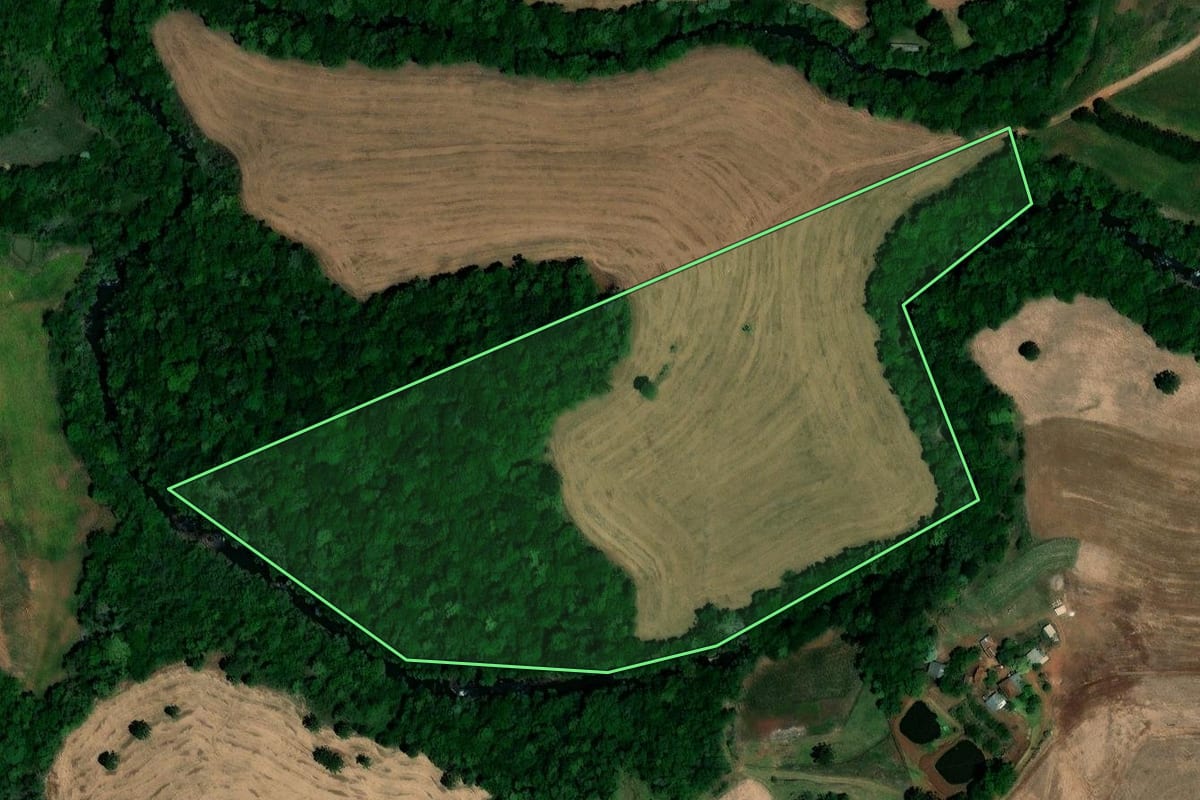 Imagem de satélite do imóvel rural em Palmeira das Missões (RS), com o contorno declarado no CAR desenhado por cima.