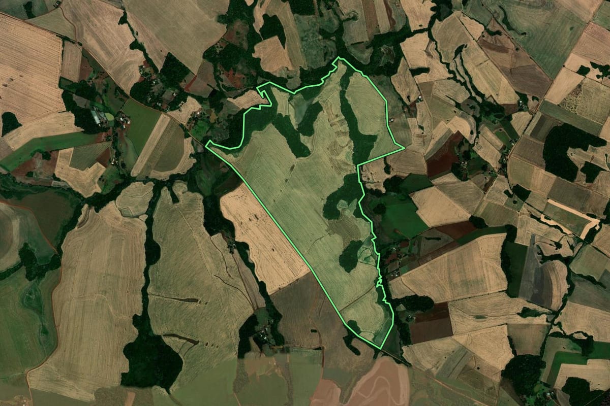 Imagem de satélite do imóvel rural em Palmeira das Missões (RS), com o contorno declarado no CAR desenhado por cima.