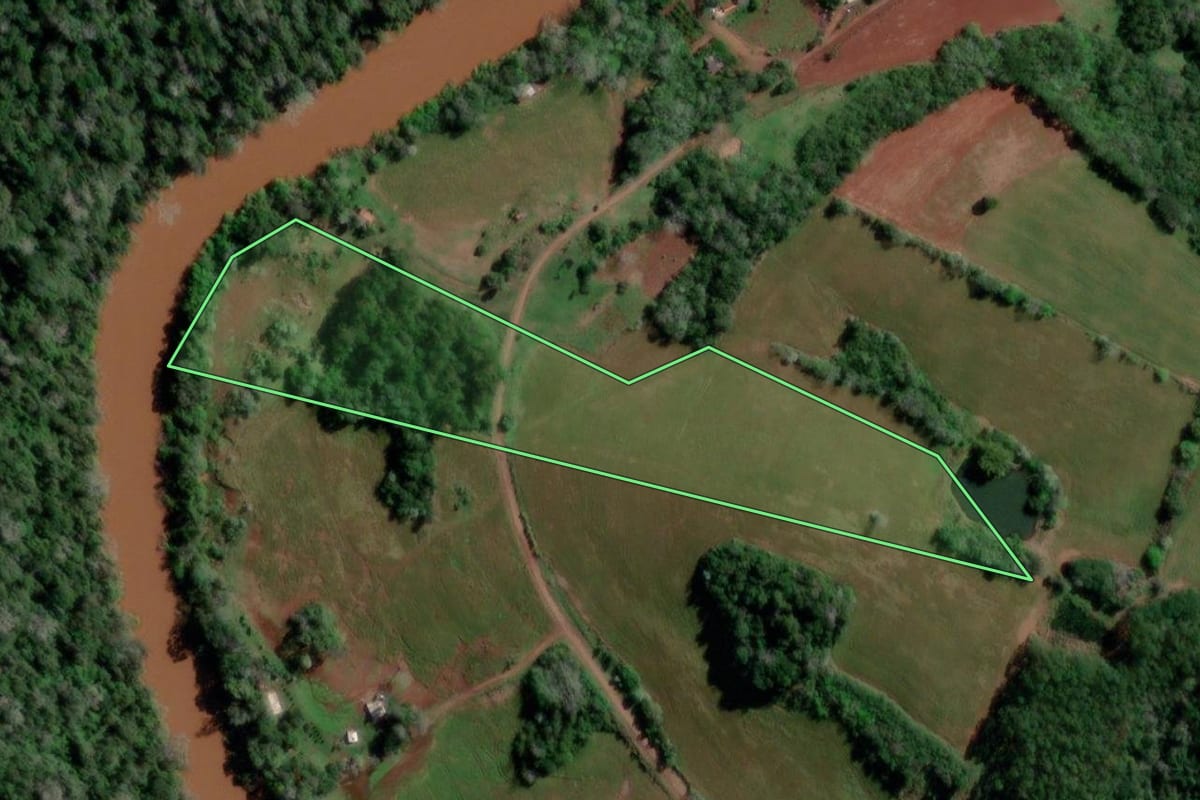 Imagem de satélite do imóvel rural em Palmitinho (RS), com o contorno declarado no CAR desenhado por cima.
