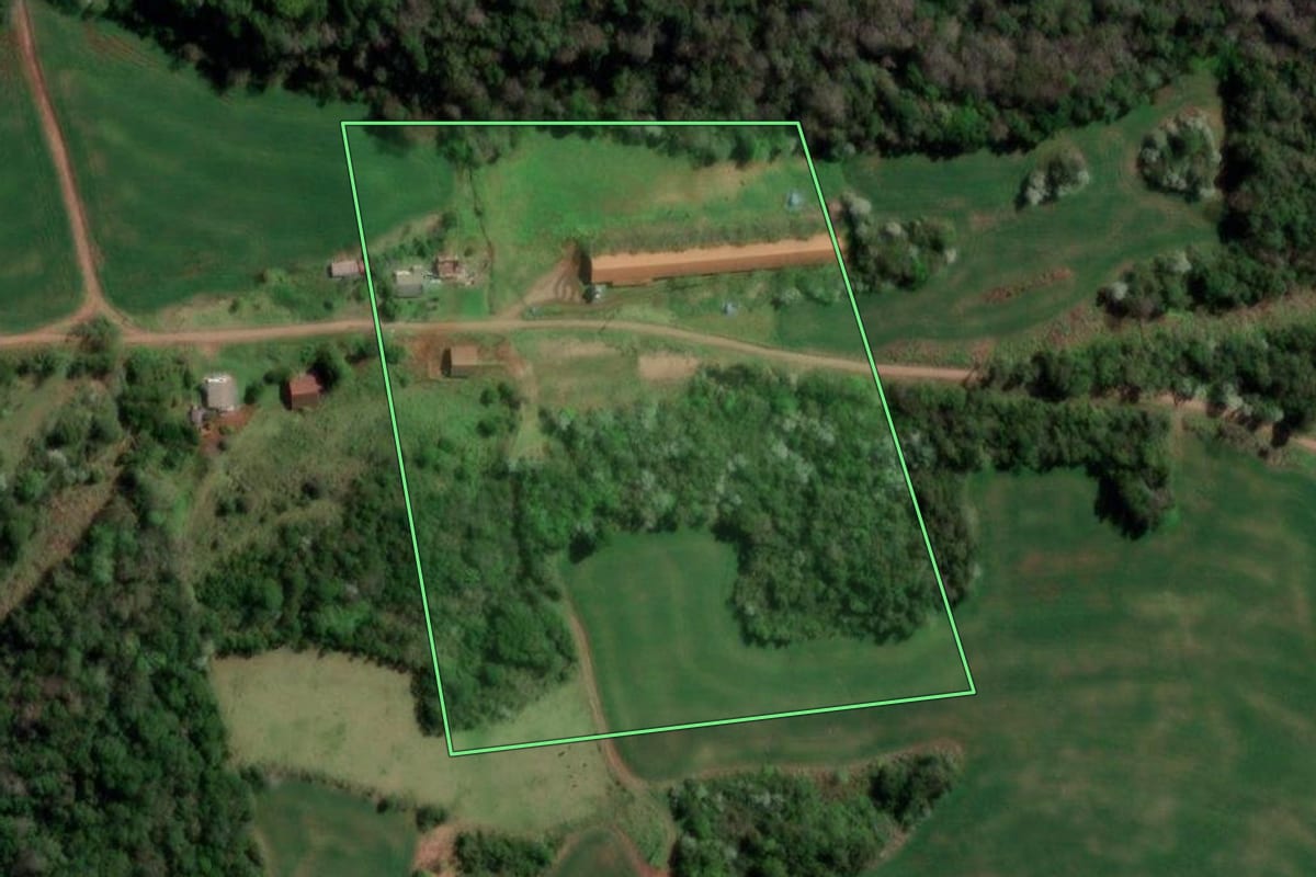 Imagem de satélite do imóvel rural em Palmitinho (RS), com o contorno declarado no CAR desenhado por cima.