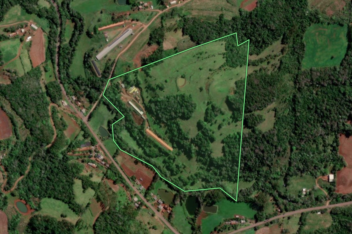 Imagem de satélite do imóvel rural em Palmitinho (RS), com o contorno declarado no CAR desenhado por cima.