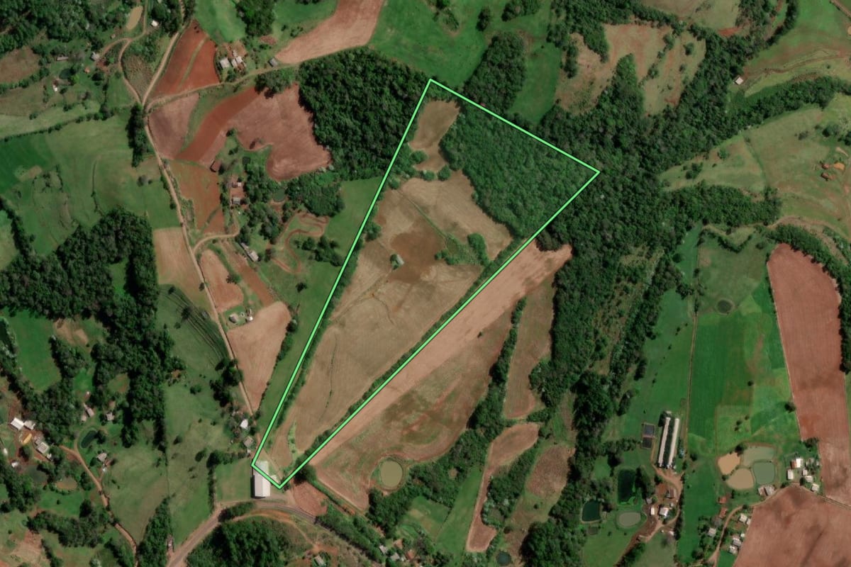 Imagem de satélite do imóvel rural em Palmitinho (RS), com o contorno declarado no CAR desenhado por cima.