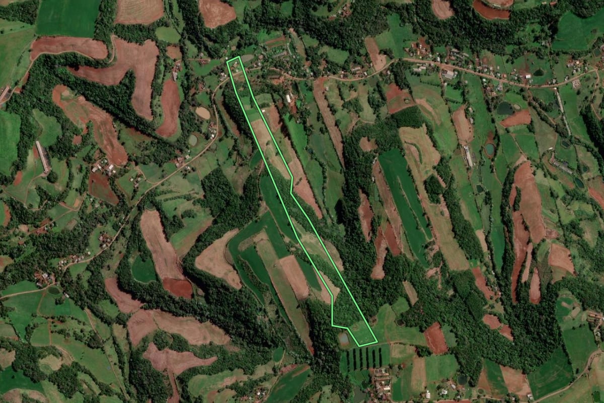 Imagem de satélite do imóvel rural em Palmitinho (RS), com o contorno declarado no CAR desenhado por cima.