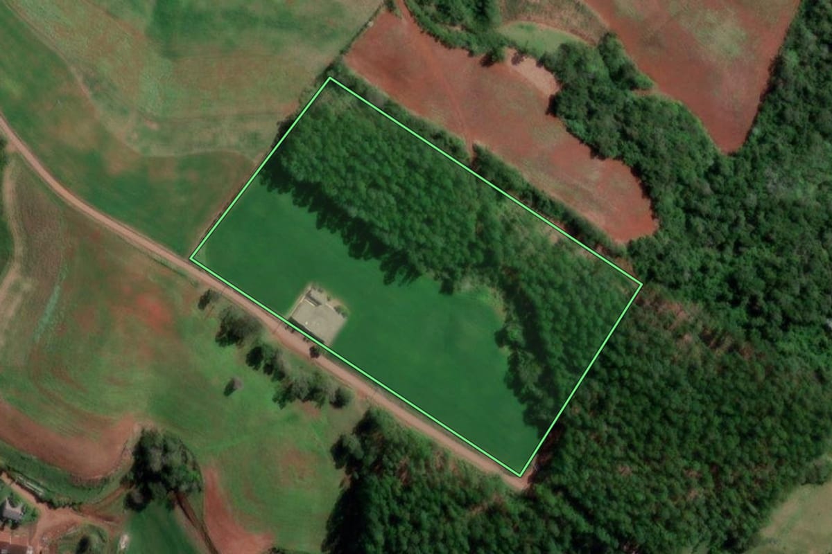 Imagem de satélite do imóvel rural em Palmitinho (RS), com o contorno declarado no CAR desenhado por cima.