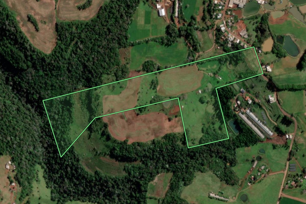 Imagem de satélite do imóvel rural em Palmitinho (RS), com o contorno declarado no CAR desenhado por cima.