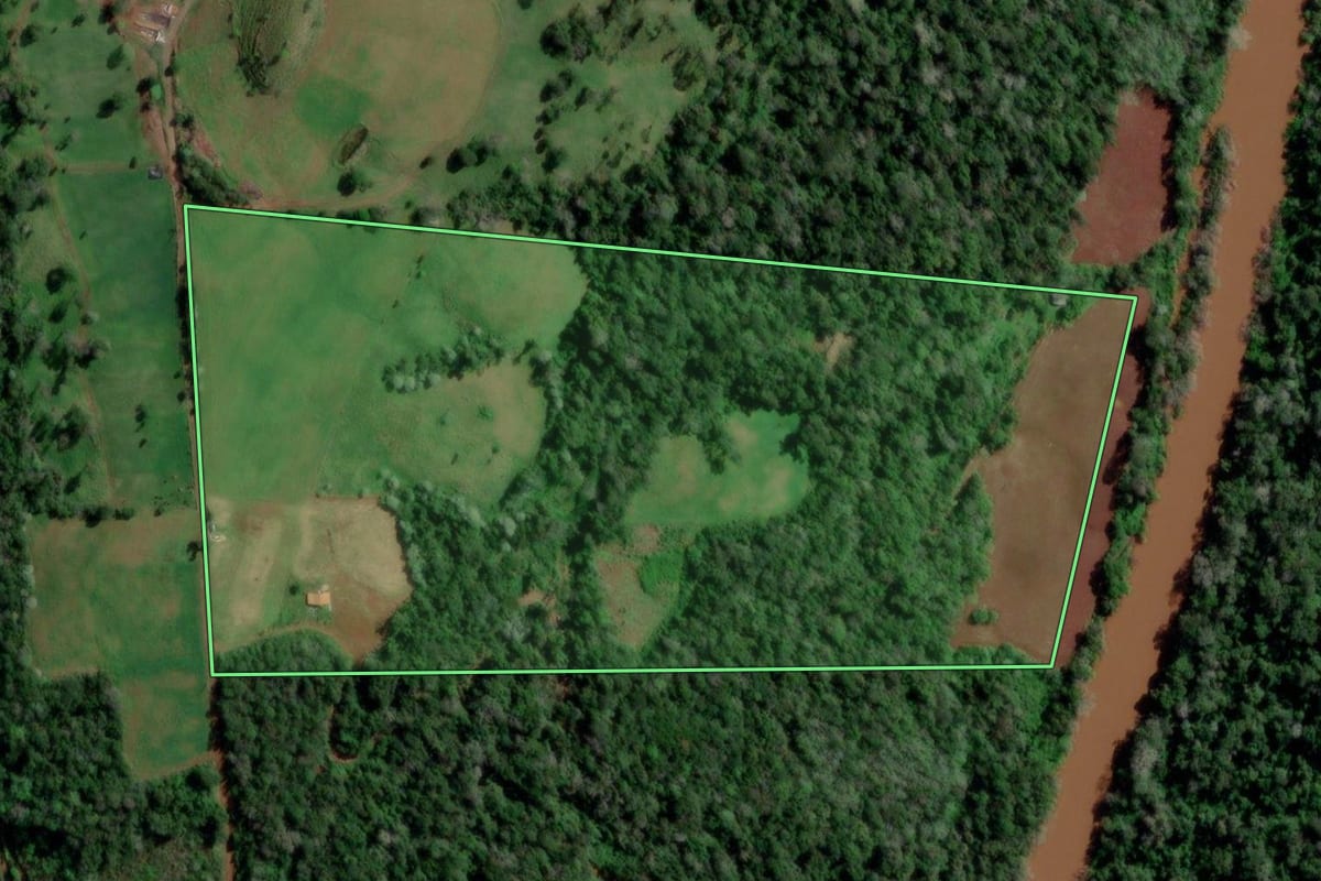 Imagem de satélite do imóvel rural em Palmitinho (RS), com o contorno declarado no CAR desenhado por cima.