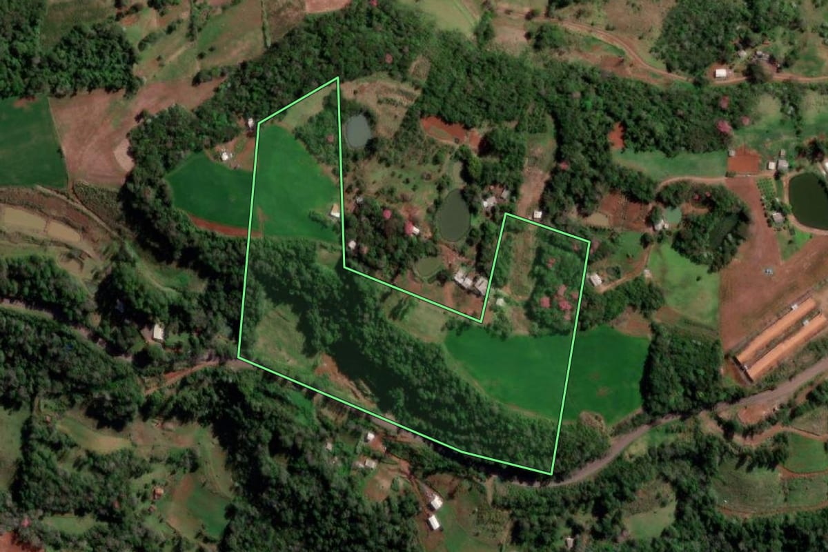 Imagem de satélite do imóvel rural em Palmitinho (RS), com o contorno declarado no CAR desenhado por cima.