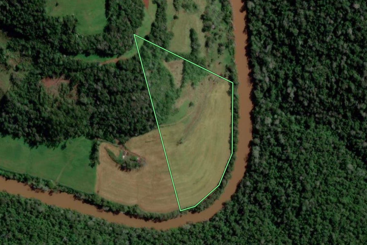 Imagem de satélite do imóvel rural em Palmitinho (RS), com o contorno declarado no CAR desenhado por cima.