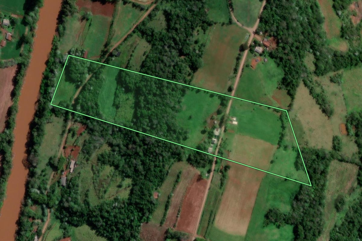 Imagem de satélite do imóvel rural em Palmitinho (RS), com o contorno declarado no CAR desenhado por cima.