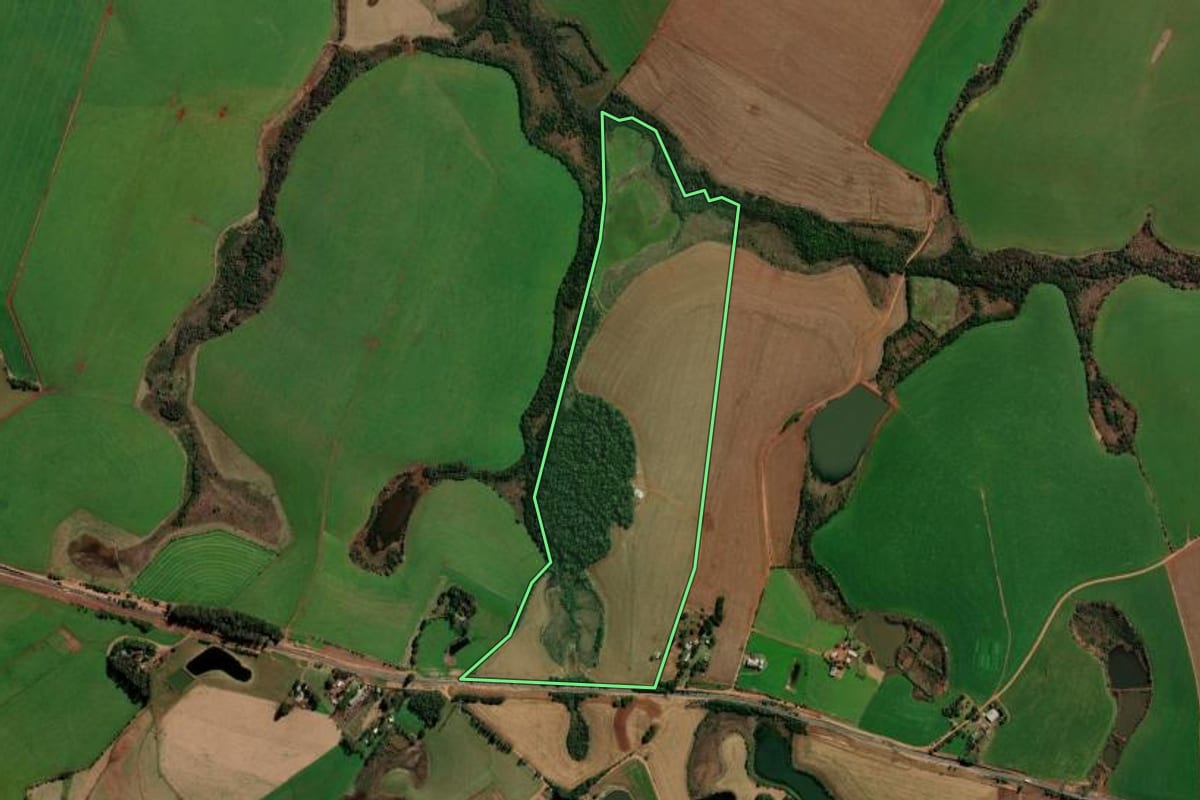 Imagem de satélite do imóvel rural em Santa Bárbara do Sul (RS), com o contorno declarado no CAR desenhado por cima.