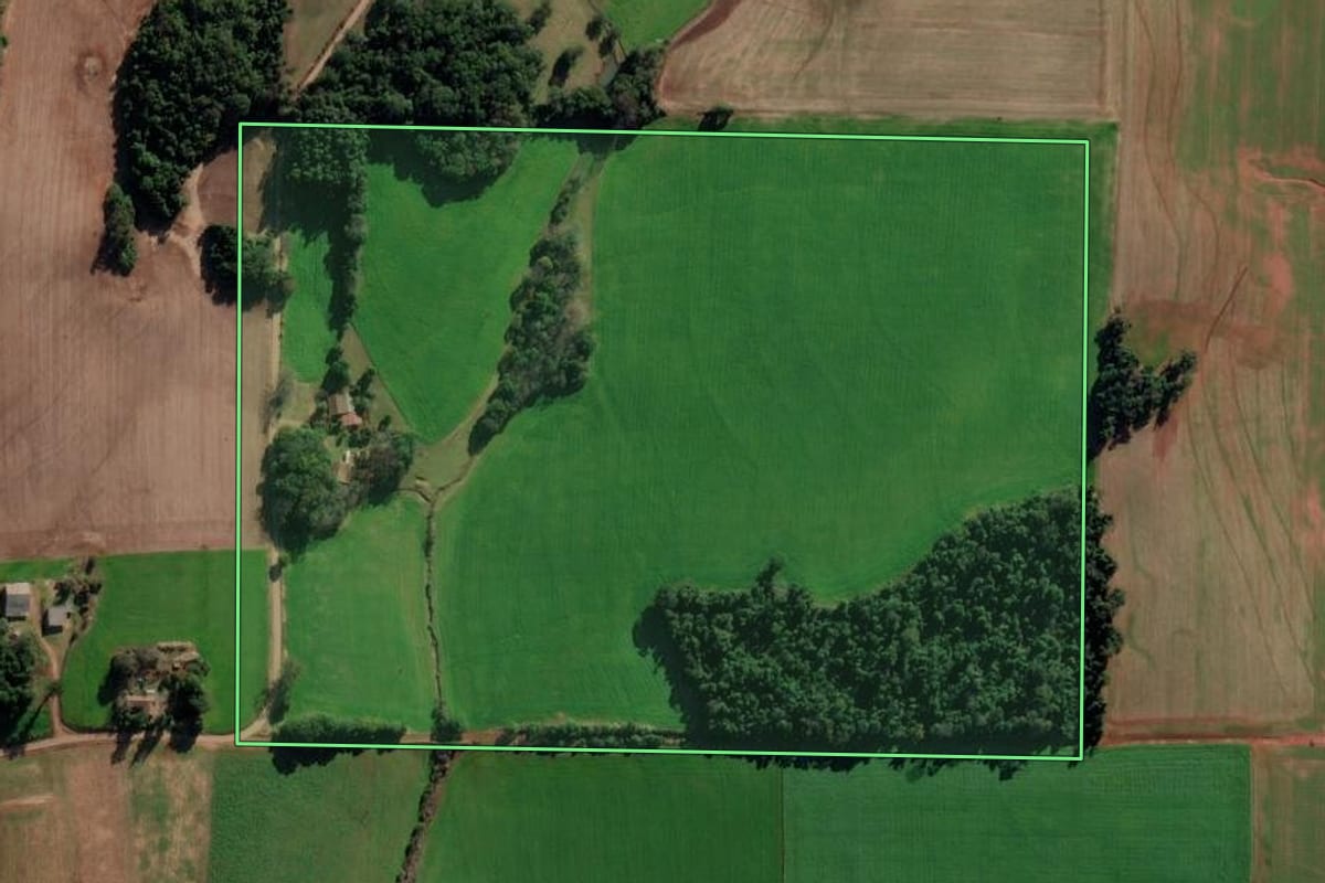 Imagem de satélite do imóvel rural em Panambi (RS), com o contorno declarado no CAR desenhado por cima.