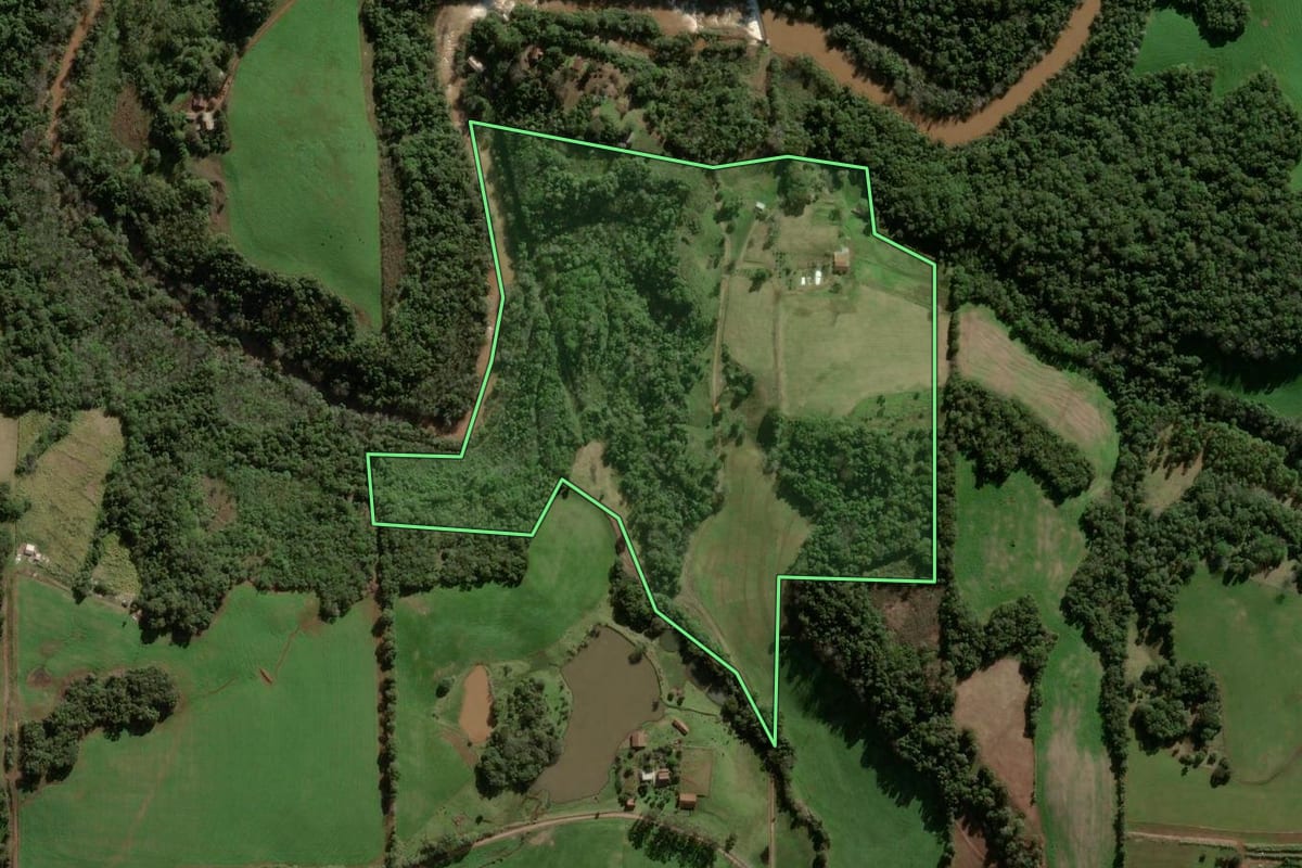 Imagem de satélite do imóvel rural em Panambi (RS), com o contorno declarado no CAR desenhado por cima.