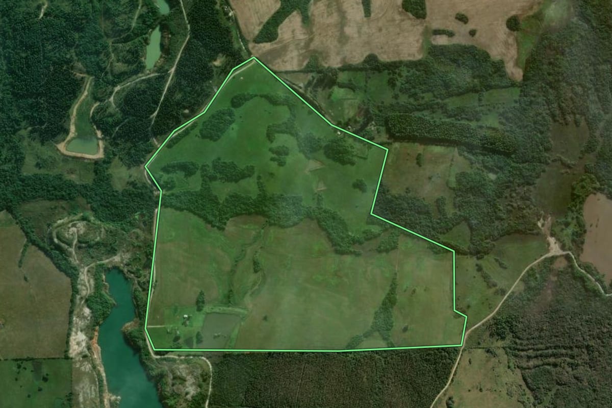 Imagem de satélite do imóvel rural em Pantano Grande (RS), com o contorno declarado no CAR desenhado por cima.