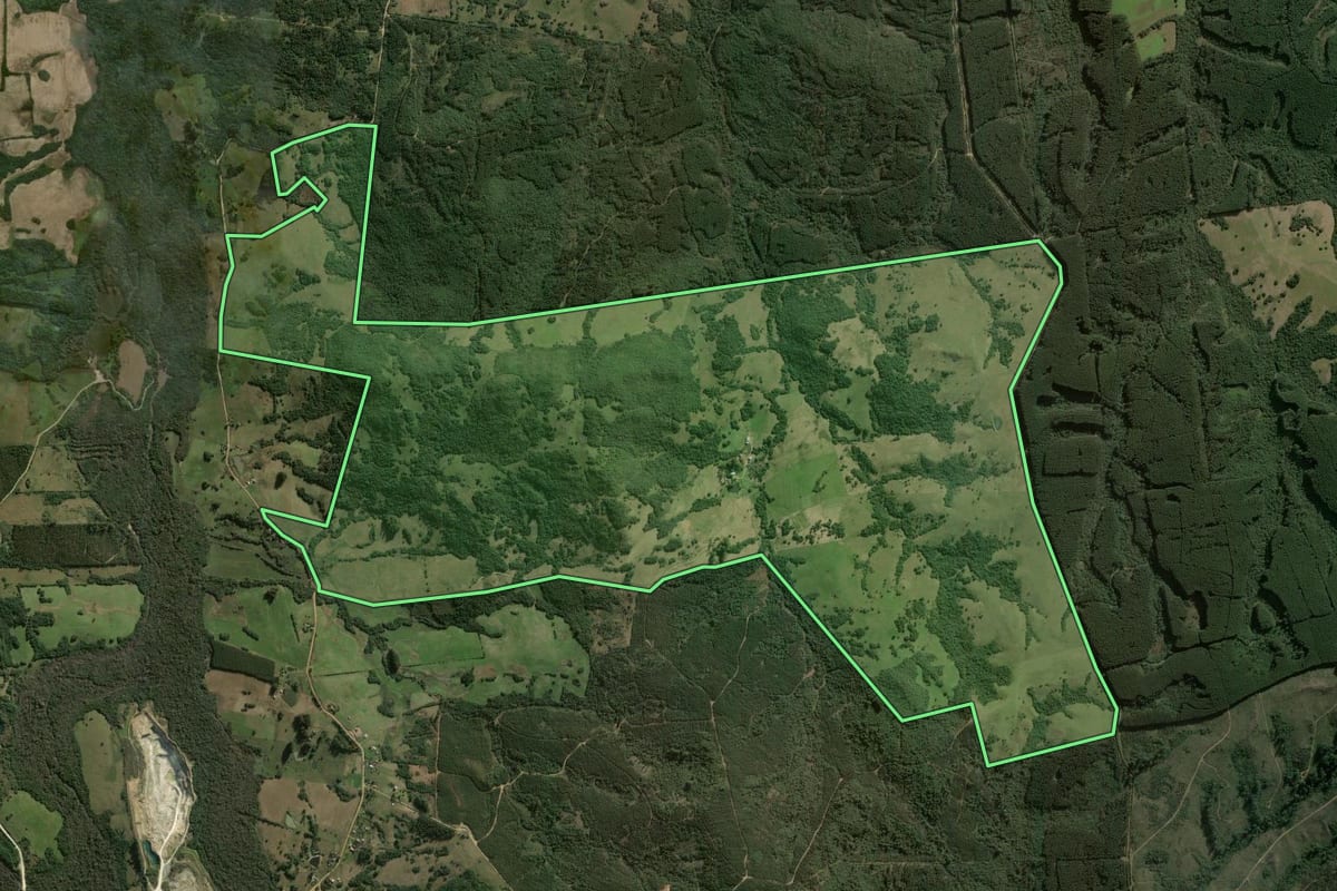 Imagem de satélite do imóvel rural em Pantano Grande (RS), com o contorno declarado no CAR desenhado por cima.