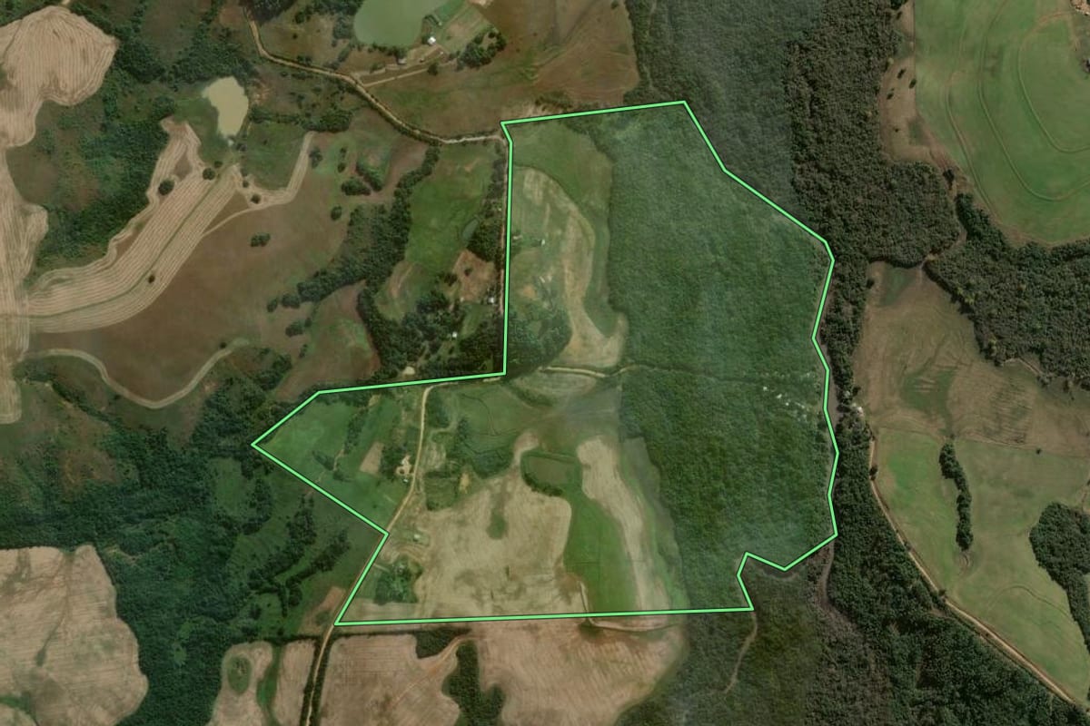 Imagem de satélite do imóvel rural em Pantano Grande (RS), com o contorno declarado no CAR desenhado por cima.