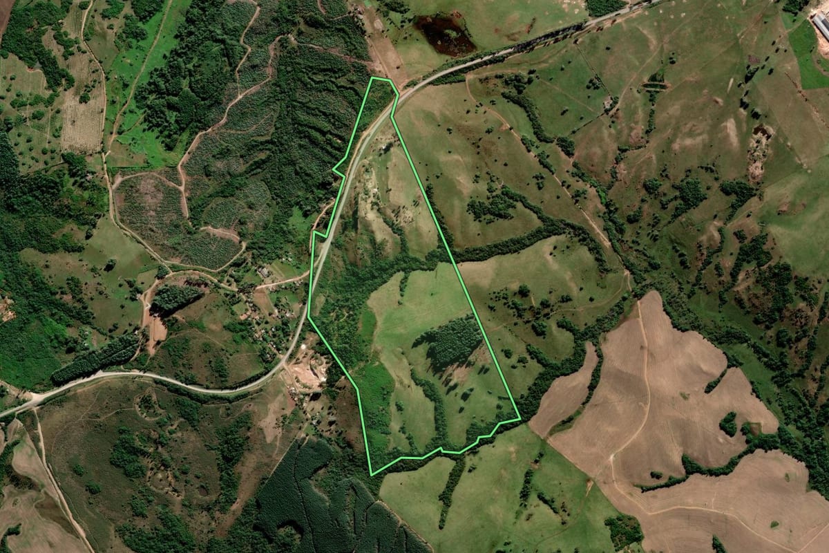 Imagem de satélite do imóvel rural em Pantano Grande (RS), com o contorno declarado no CAR desenhado por cima.
