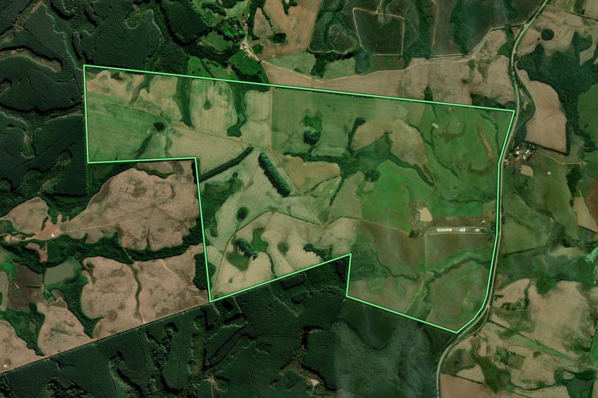 Imagem de satélite do imóvel rural em Pantano Grande (RS), com o contorno declarado no CAR desenhado por cima.