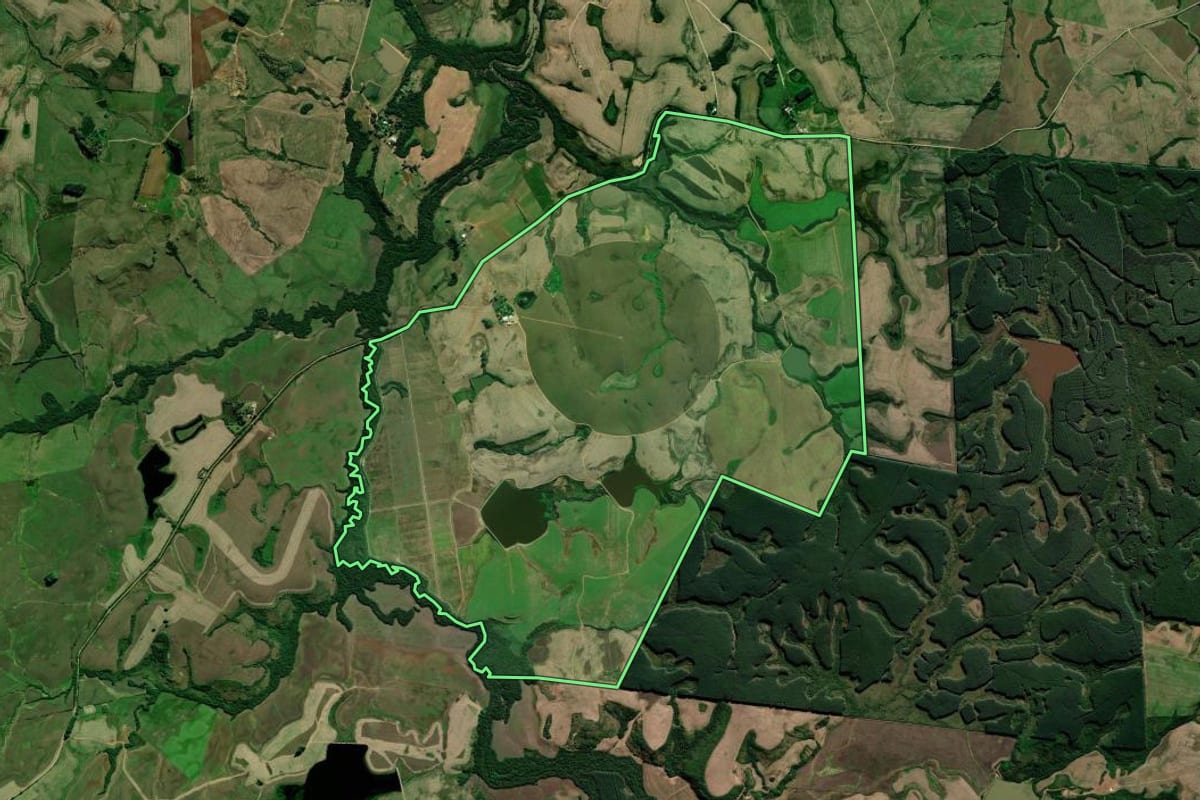 Imagem de satélite do imóvel rural em Pantano Grande (RS), com o contorno declarado no CAR desenhado por cima.