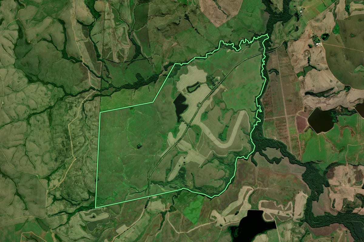 Imagem de satélite do imóvel rural em Pantano Grande (RS), com o contorno declarado no CAR desenhado por cima.