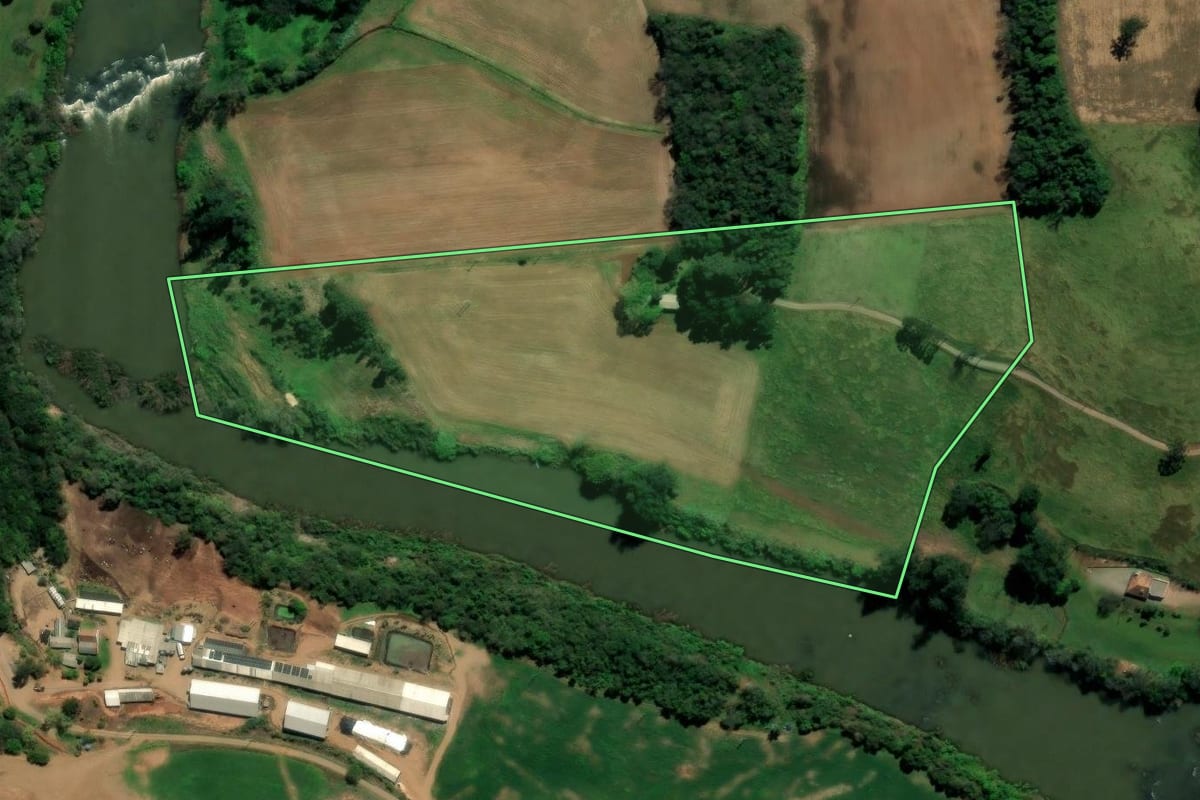 Imagem de satélite do imóvel rural em Paraí (RS), com o contorno declarado no CAR desenhado por cima.
