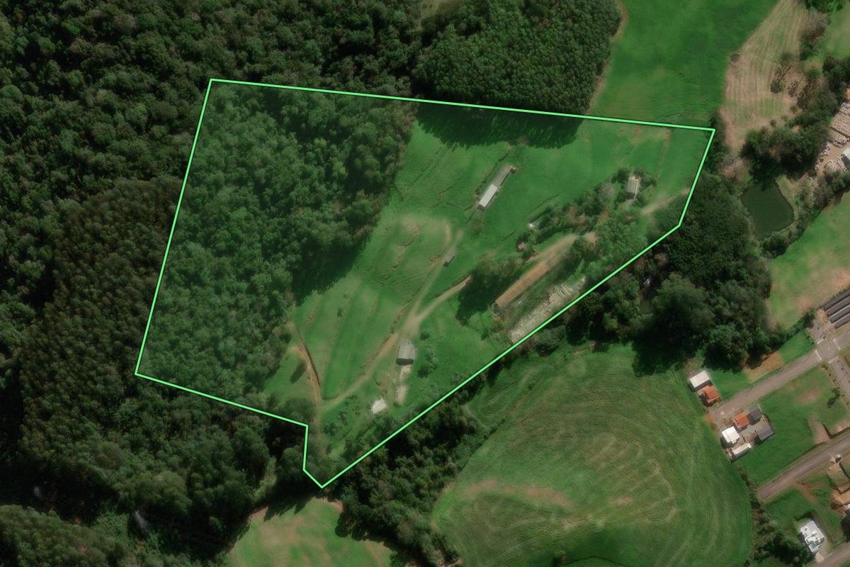 Imagem de satélite do imóvel rural em Paraí (RS), com o contorno declarado no CAR desenhado por cima.