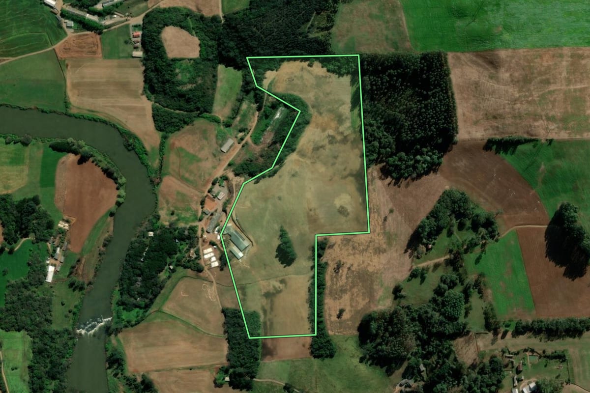 Imagem de satélite do imóvel rural em Paraí (RS), com o contorno declarado no CAR desenhado por cima.