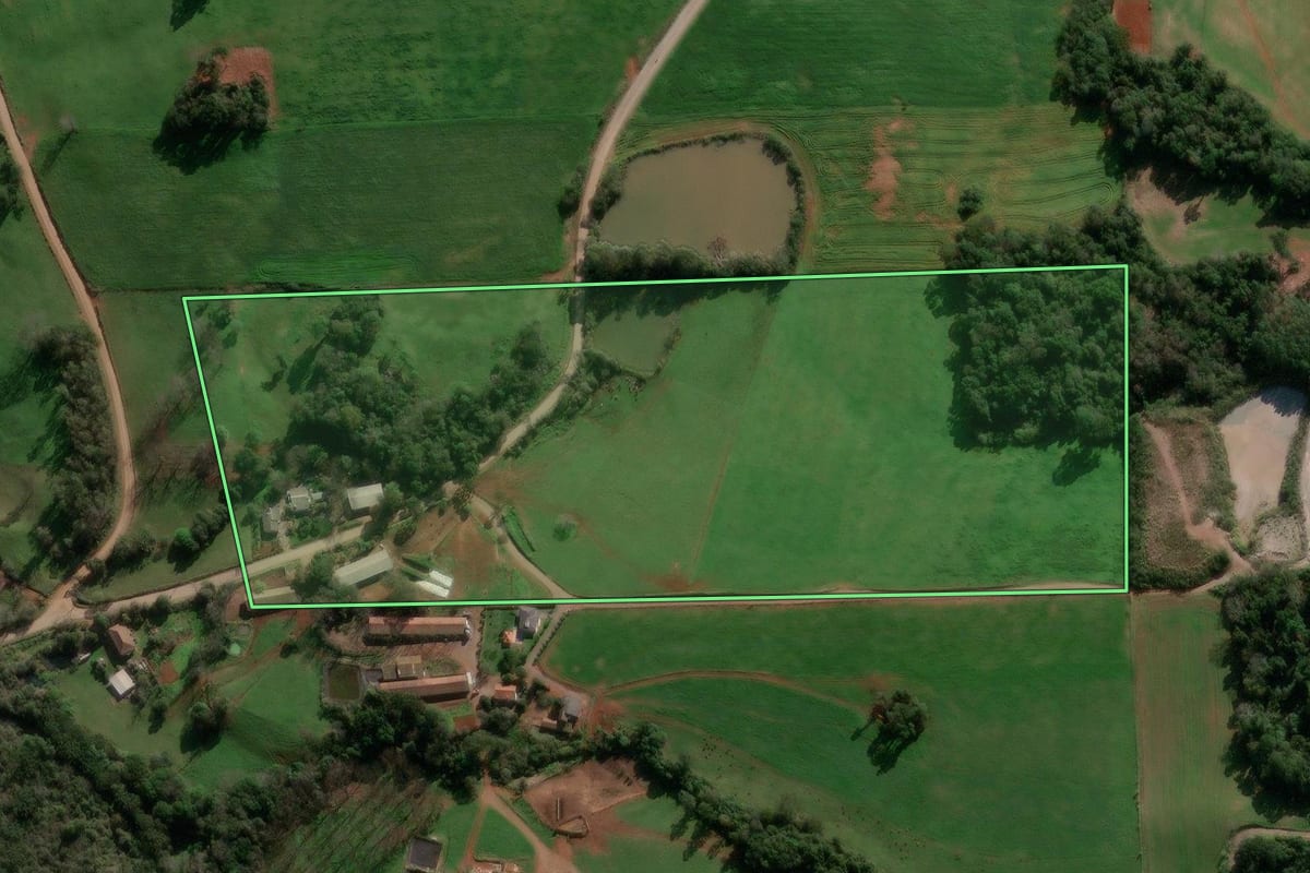 Imagem de satélite do imóvel rural em Paraí (RS), com o contorno declarado no CAR desenhado por cima.