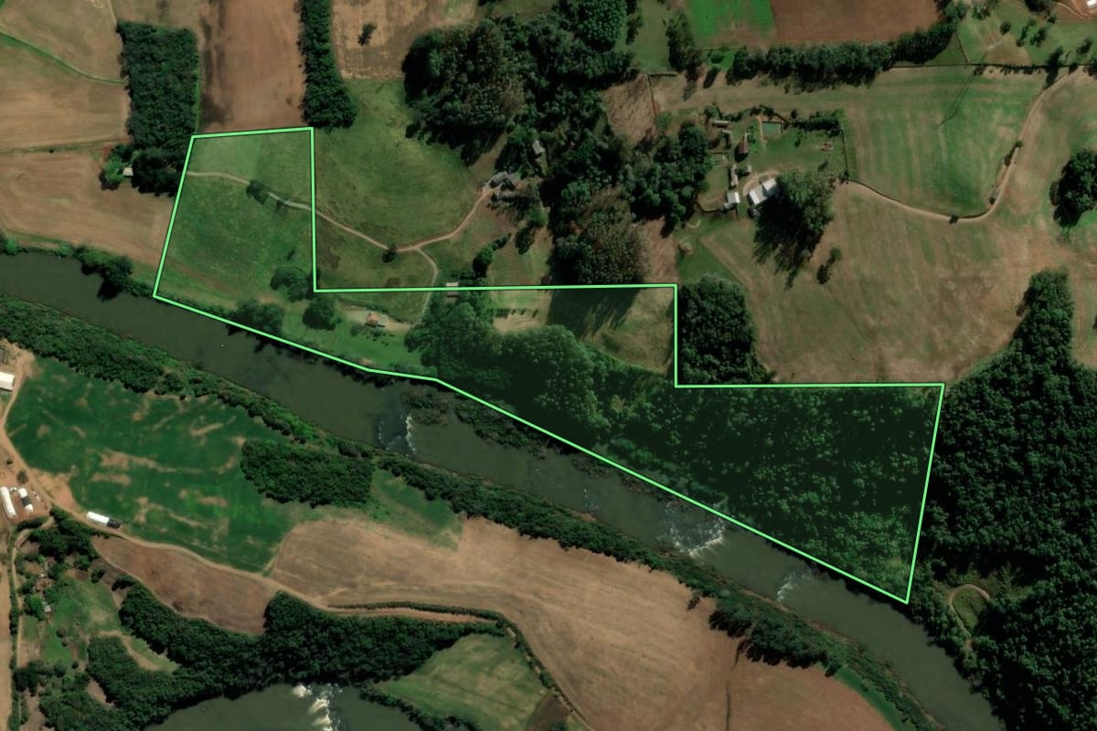 Imagem de satélite do imóvel rural em Paraí (RS), com o contorno declarado no CAR desenhado por cima.